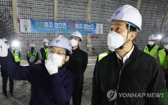 지난달 2일 서울 관악구 신림-봉천터널 도로건설공사 2공구 공사현장을 방문한 오세훈 서울시장. 연합뉴스